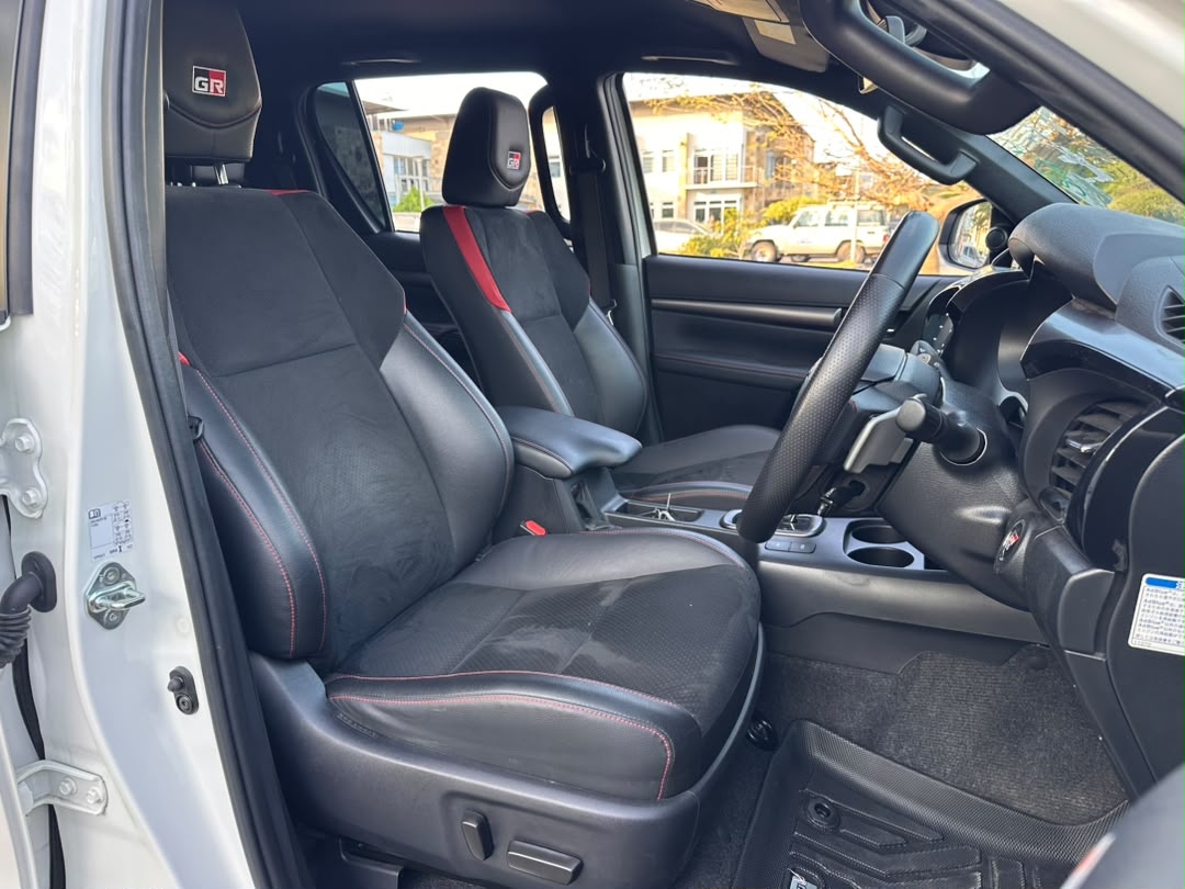 TOYOTA HILUX DOUBLE CABIN thumbnail 4